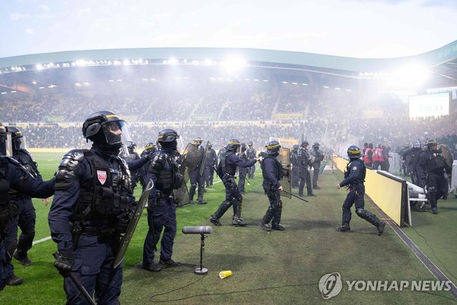 낭트 팬 시위를 진압하려 투입된 경찰들.