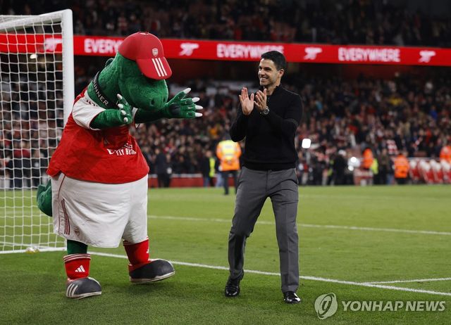 승리를 기뻐하는 아스널의 미켈 아르테타 감독