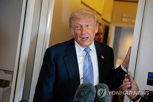 전용기에서 취재진 질문에 답하는 트럼프 미 대통령