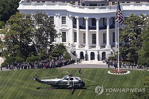 백악관 잔디밭에 대기 중인 미국 대통령 전용 헬기 마린원