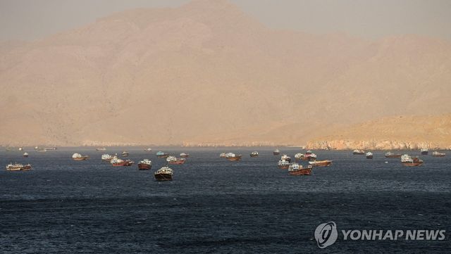호르무즈 해협에 정박한 선박들