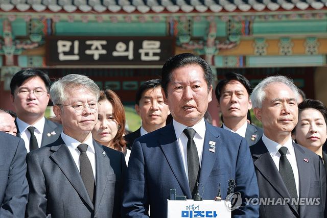 5·18민주묘지 참배 마친 민주당 정청래 대표