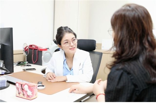 김혜원 한림대강남성심병원 난치성가려움증센터장(왼쪽)이 만성가려움증 환자를 진료하는 모습 [한림대강남성심병원 제공]