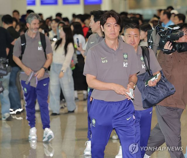 출국하는 홍명보 감독