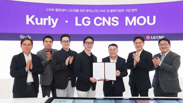 LG CNS 통신유통서비스사업부장 박상균 전무(오른쪽 두번째)와 스마트물류&시티사업부장 이준호 전무(오른쪽 세번째)가 컬리 COO 허태영 부사장 등 경영진과 기념촬영을 하고 있는 모습. [LG CNS 제공. 재판매 및 DB 금지]
