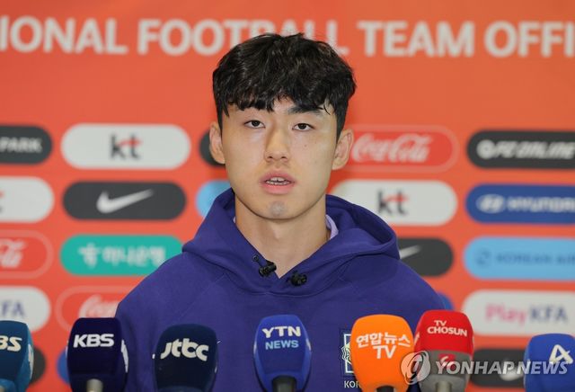 취재진 질문 답하는 축구 국가대표팀 이기혁