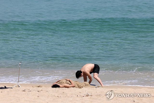 무더위 식히는 해변의 모래찜질…강릉 사천해변