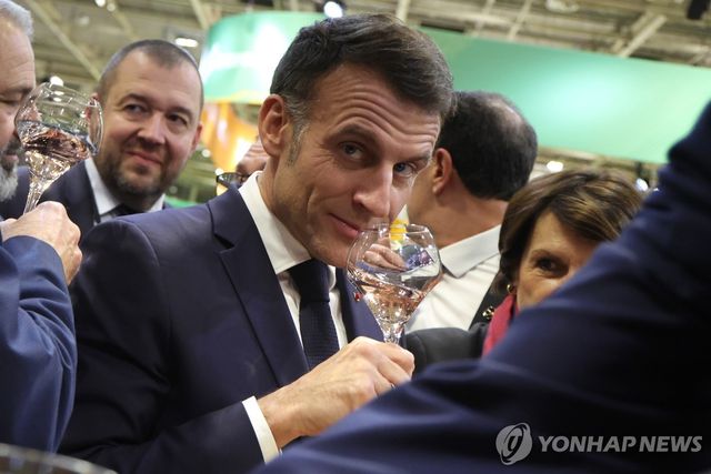 와인 시음하는 마크롱 프랑스 대통령