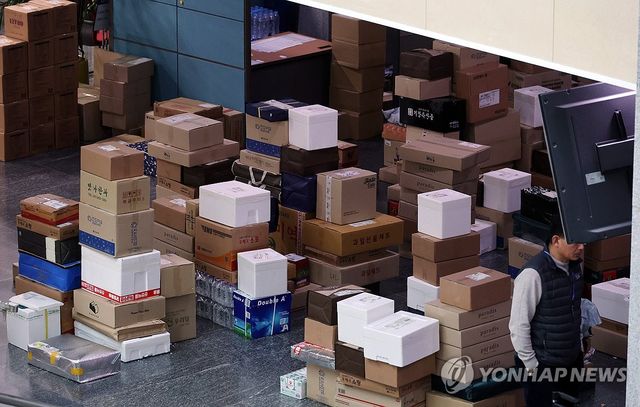 설 명절을 앞둔 지난 2월 11일 국회 의원회관 로비에 설 선물 택배 상자 등이 쌓여 있다. [연합뉴스 자료사진. 재판매 및 DB 금지]