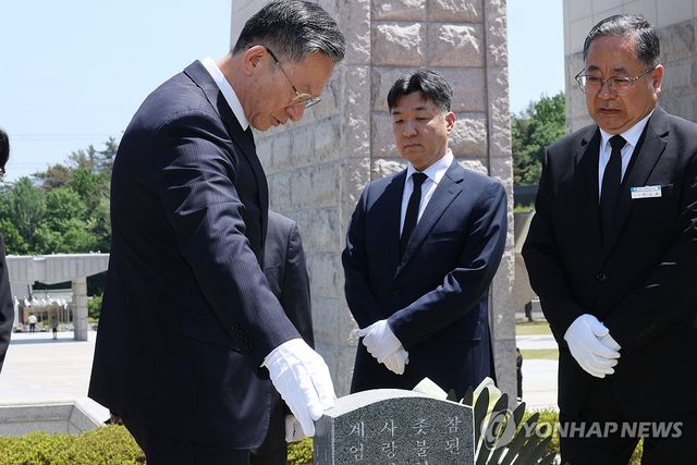 박현숙 열사 묘역 찾은 정성호 법무부 장관