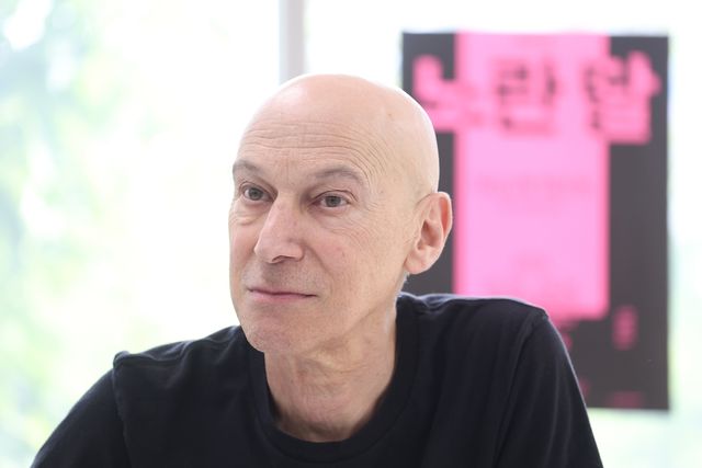 인터뷰하는 토니 그레이엄