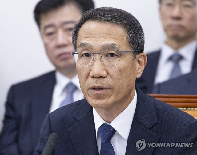 의원 질의 답하는 유재성 경찰청장 직무 대행