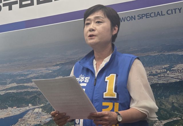 기자회견에서 발언하는 김묘정 의원