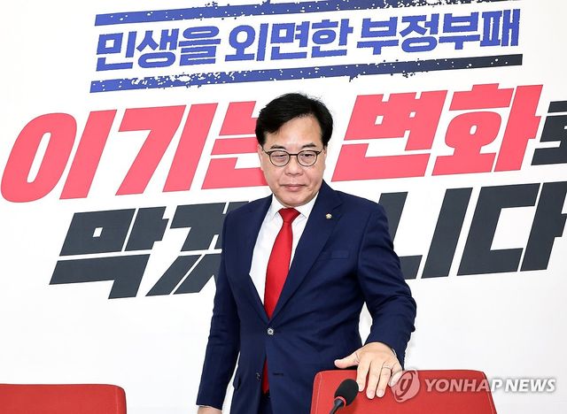 기자 간담회 입장하는 송언석 공동선대위원장