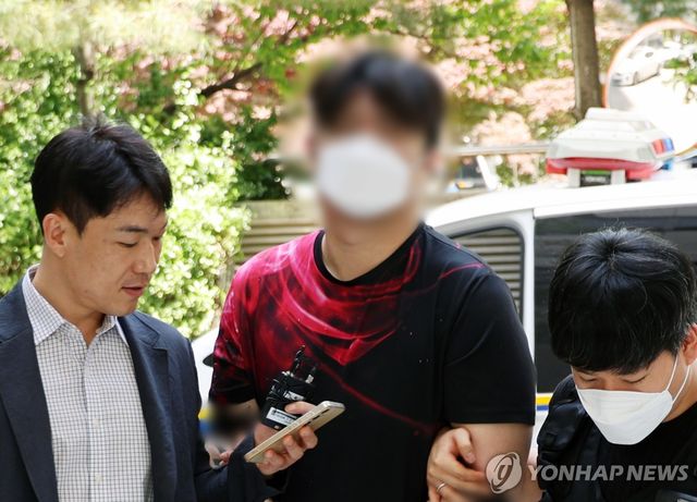 영장실질 출석하는 보복대행 행동원