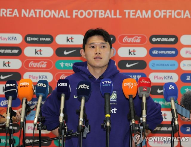 취재진 질문 답하는 축구 국가대표팀 이동경