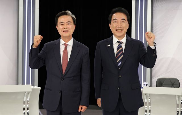 민주당 박수현 후보(오른쪽)와 국민의힘 김태흠 후보