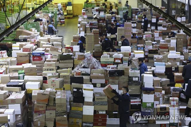 설 명절을 앞둔 지난 2월 11일 서울 광진구 동서울우편물류센터에서 작업자들이 택배 분류작업을 하고 있다. [연합뉴스 자료사진. 재판매 및 DB 금지]