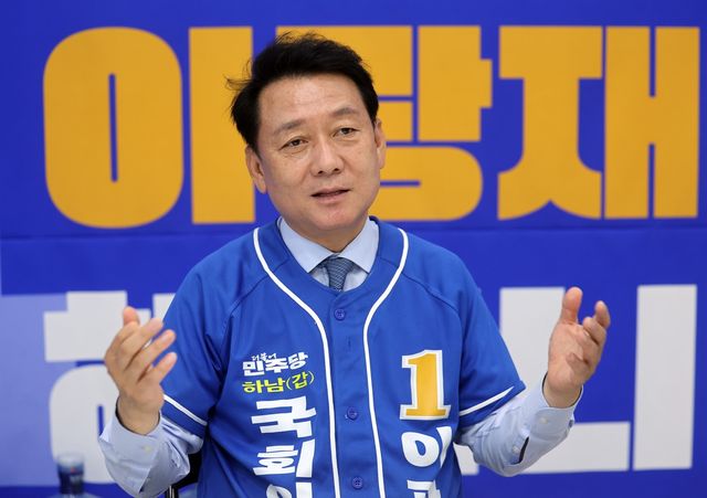 연합뉴스와 인터뷰하는 이광재 후보