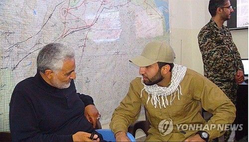 15일(현지시간) 미 검찰이 공개한 가셈 솔레이마니 이란 쿠드스군 사령관(왼쪽)과 하마드 바케르 사드 다우드 알사디 대화 모습. [AP=연합뉴스 자료사진. 재판매 및 DB 금지]