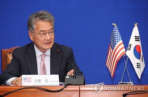 주한미국대사 대리 시절의 조셉 윤 