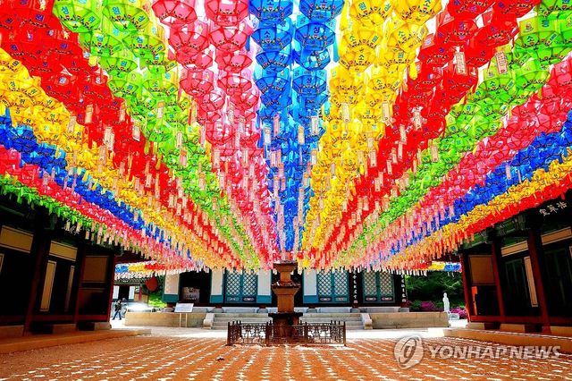 인제 백담사 뒤덮은 오색 연등
