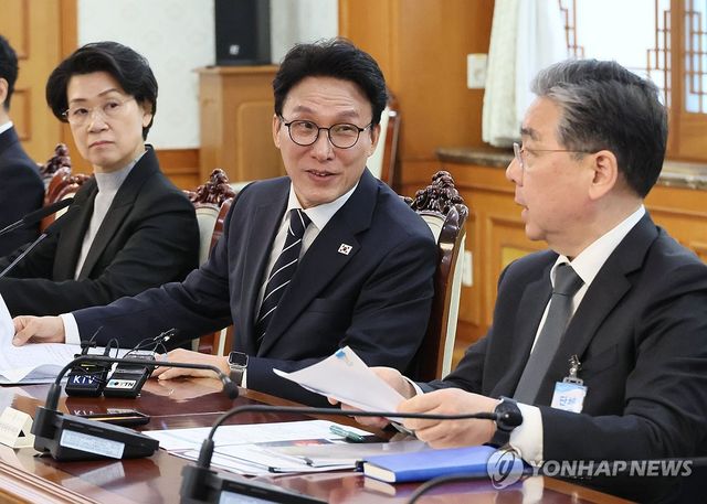 장재훈 현대차 부회장과 인사 나누는 김민석 총리