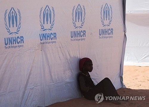 수단 다르푸르 출신의 한 소녀가 2025년 11월 30일 유엔난민기구(UNHCR) 천막에 기대 쉬고 있다. [로이터 연합뉴스]