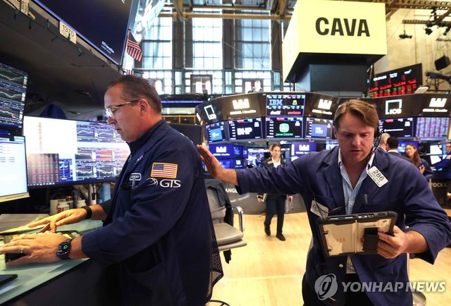 19일(현지시간) 미국 뉴욕증권거래소(NYSE) 트레이더들