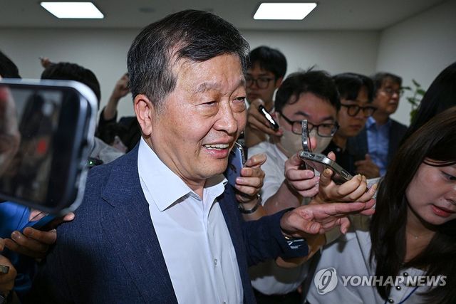취재진 질문에 답하는 박수근 중노위원장