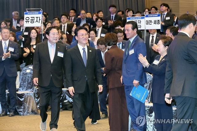 중소기업인대회 입장하는 김민석 국무총리