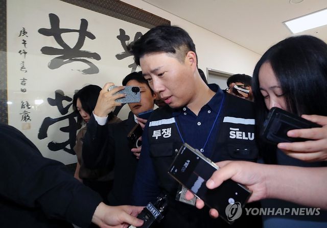 오후 협상장 들어가는 최승호 노조위원장