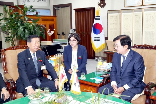 일본 사가에시장(맨 왼쪽) 통역하는 오가타씨