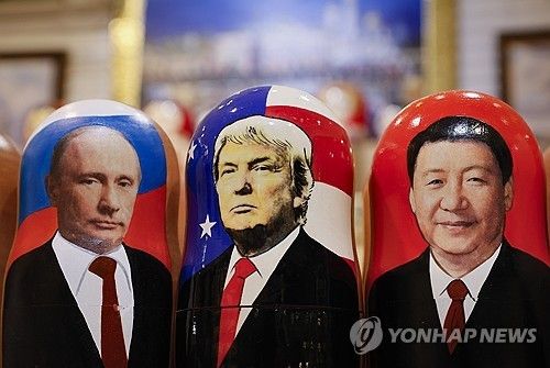 블라디미르 푸틴 러시아 대통령(좌), 도널드 트럼프 미국 대통령(가운데), 시진핑 중국 국가주석(우)이 그려진 러시아 전통인형[EPA 연합뉴스 자료사진]
