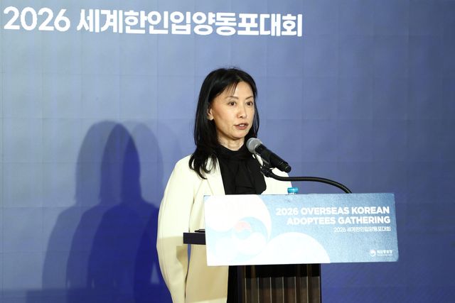 '2026 세계한인입양동포대회'서 기조강연하는 미국 입양 한인 김윤애 씨