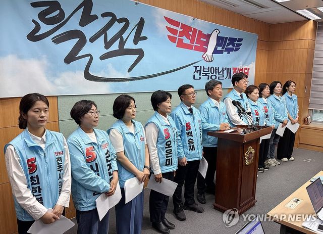 기자회견하는 지방선거 출마 진보당 전북 후보들