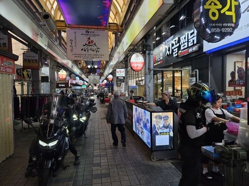 배달 주문 포장하는 찜닭 골목 관계자들