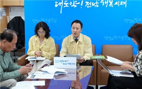 브리핑하는 김인천 서부지방산림청장