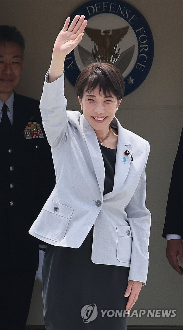 손 흔드는 다카이치 일본 총리