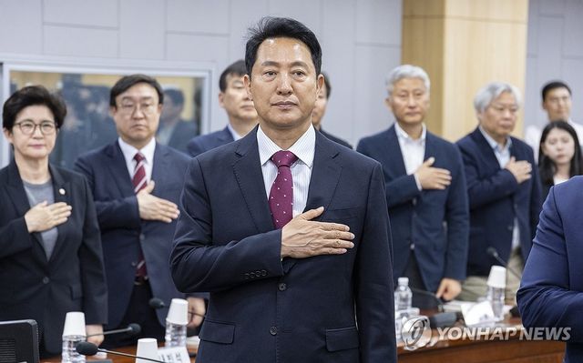 국기에 경례하는 오세훈 서울시장 후보