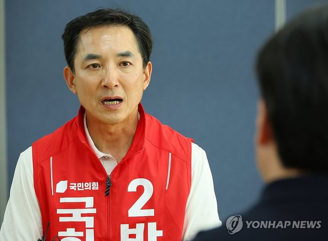 인터뷰하는 부산 북갑 국민의힘 박민식 후보