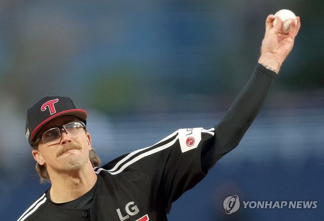8일 LG 선발 라클란 웰스 역투