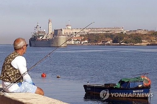 해외에서 쿠바로 들어온 원조선을 한 노인이 바라보고 있다 