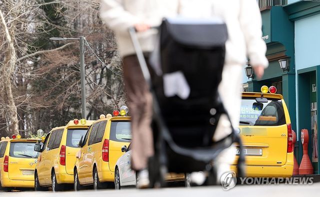 지난해 3월 13일서울 강남구 한 영어유치원에 주차된 통학버스. [연합뉴스 자료사진. 재판매 및 DB 금지]
