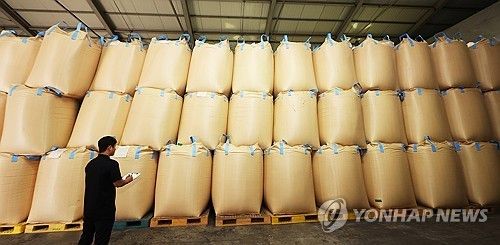 경기도 미곡종합처리장에서 관계자가 올해 수매한 쌀을 체크하는 모습 