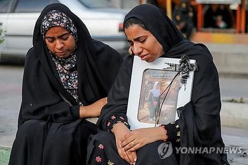 이란 초등학교 공습 사망자 장례식의 희생자 부모