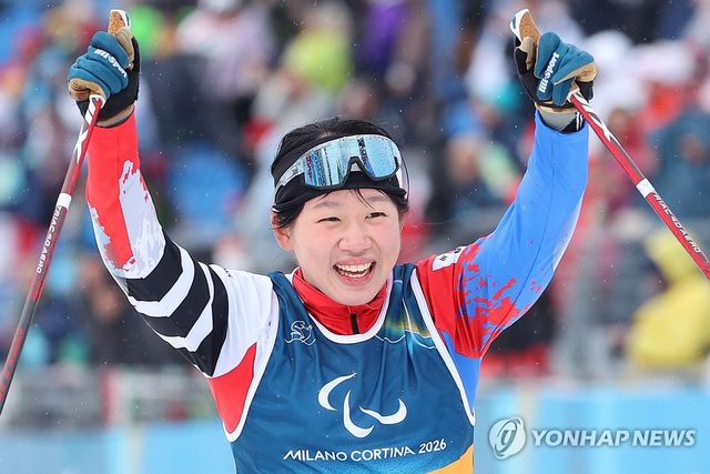 기뻐하는 김윤지