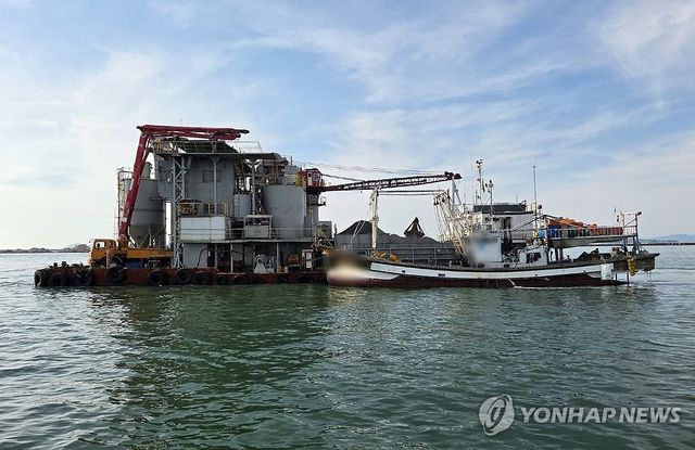 군산 앞바다서 모래운반선과 어선 충돌