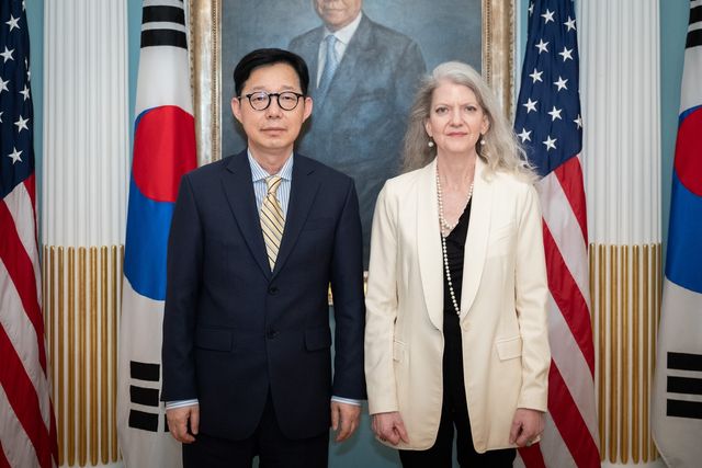 박윤주 외교부 1차관과 앨리슨 후커 미 국무부 정무차관(오른쪽)