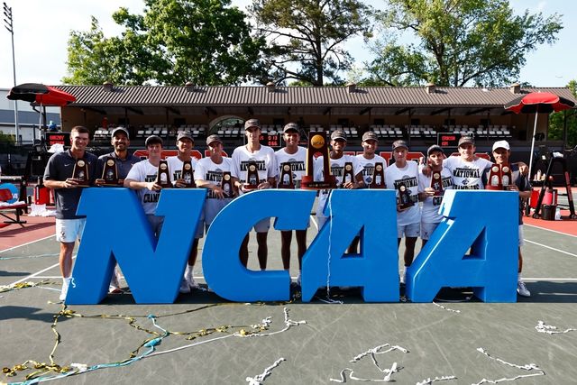NCAA 디비전1 우승 트로피를 거머쥔 미국 버지니아대 김장준(왼쪽 네 번째)